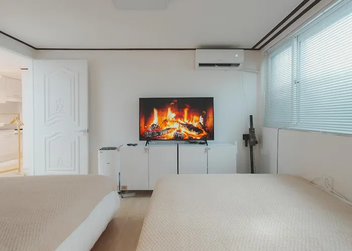 Stylish Seongsu With Hot Spot Vibes, Accommodates 6 People With 3 Beds * Seoul