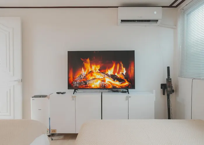 Stylish Seongsu With Hot Spot Vibes, Accommodates 6 People With 3 Beds