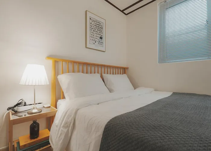Stylish Seongsu With Hot Spot Vibes, Accommodates 6 People With 3 Beds